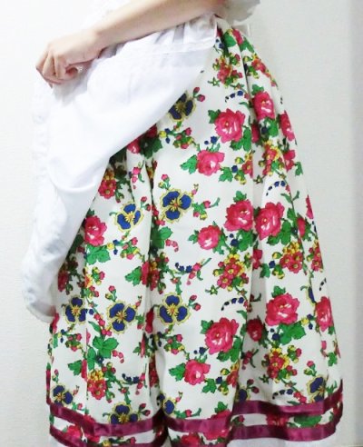 画像2: フォークダンス用スカート（白地に赤系花柄）ウエスト67、70、75、80cm