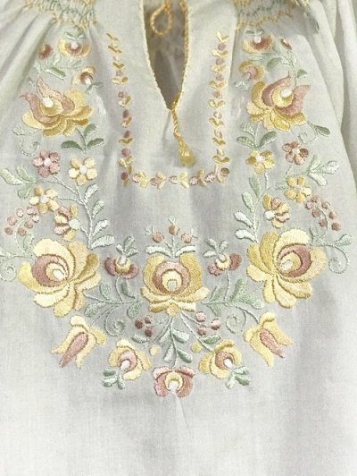 画像1: ハンガリー刺繍ブラウス（白地にピンクベージュ、ピーチ刺繍）ちょうちん袖Ｓ